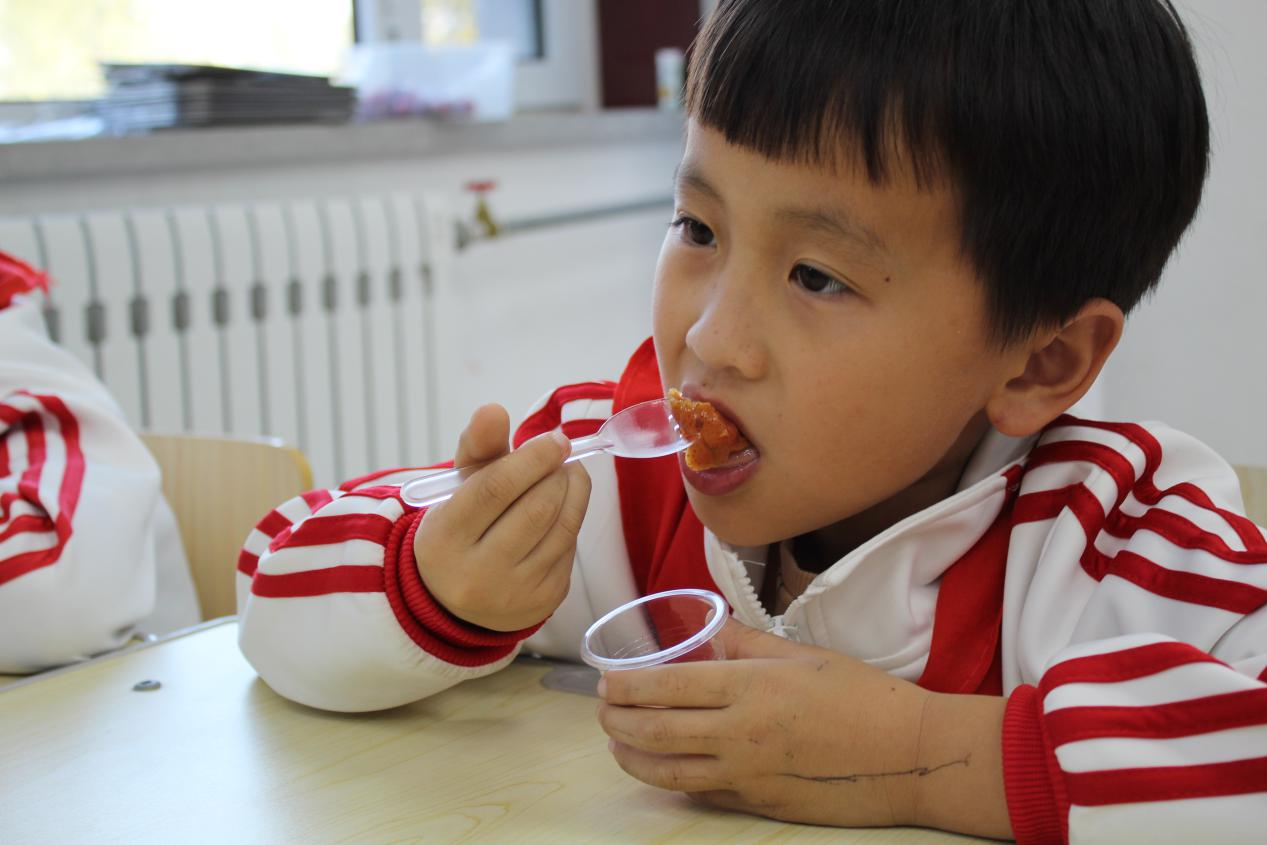 丰南区岔河中心小学学生品尝到了自己亲手制作的山楂罐头，体验着收获的喜悦，品味着劳动的乐趣。 王秋雅摄