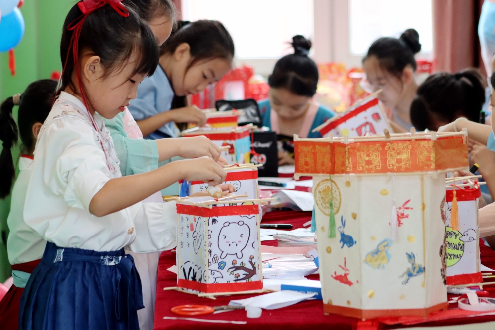 孩子们正在身着汉服制作花灯。 彭锦帅摄