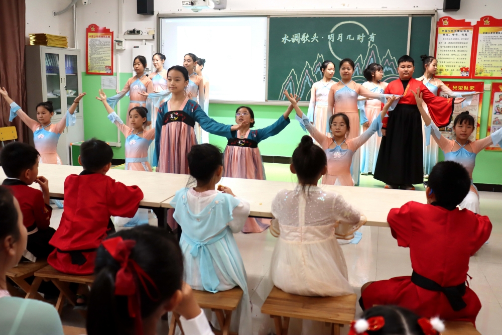 孩子们身穿汉服诵读古诗词。 彭锦帅摄