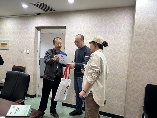 桥西区友谊街道工作人员到到企业讲解惠企政策和人才政策。 牛浩轩摄