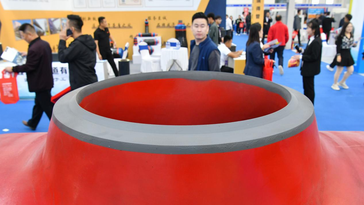 10月26日，与会客商在中国·孟村国际管道装备产业博览会上参观。 苑立伟摄