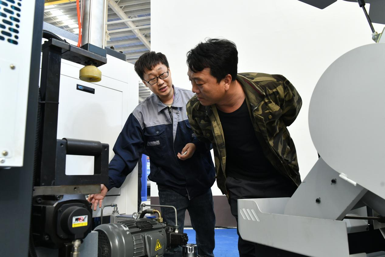 10月26日，在中国·孟村国际管道装备产业博览会上，参展商（左）向客商介绍参展设备。 苑立伟摄