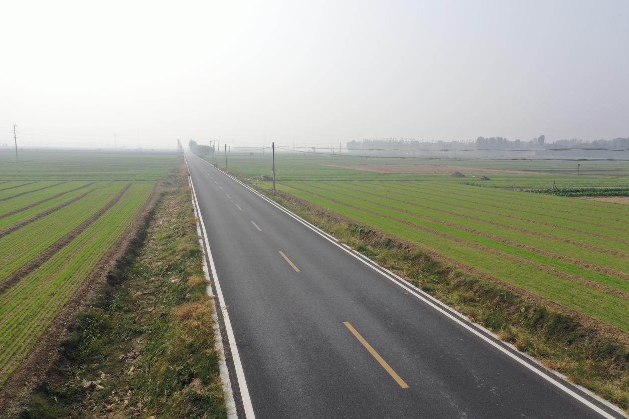 10月24日，已建好的“四好”農村公路（航拍圖）。 馬凱攝