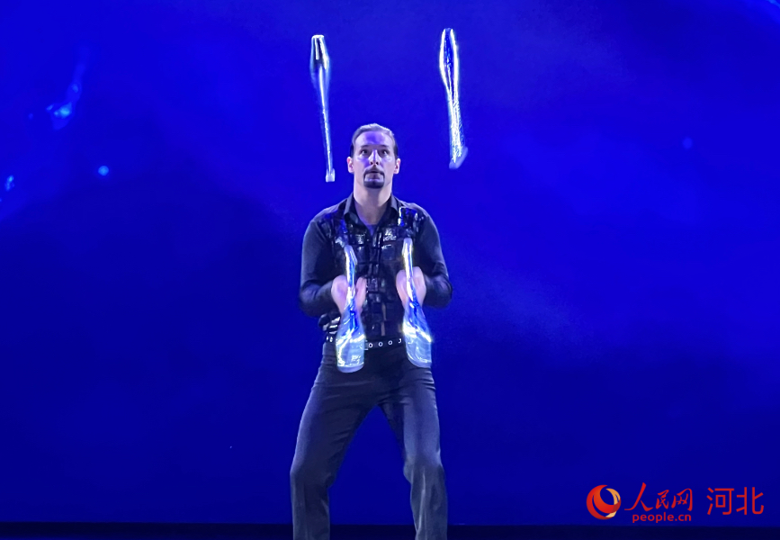 10月29日，演员在吴桥县吴桥杂技大世界景区江湖大剧院表演节目《闪电手技》。 人民网记者 方童摄