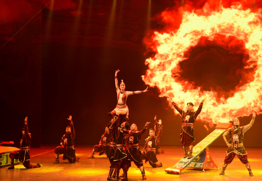 10月29日，演员在吴桥县吴桥杂技大世界景区江湖大剧院表演节目《大跳板》。 傅新春摄