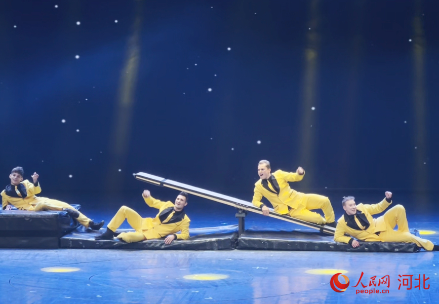 10月29日，演员在吴桥县吴桥杂技大世界景区江湖大剧院表演节目《小跳板》。 人民网记者 方童摄