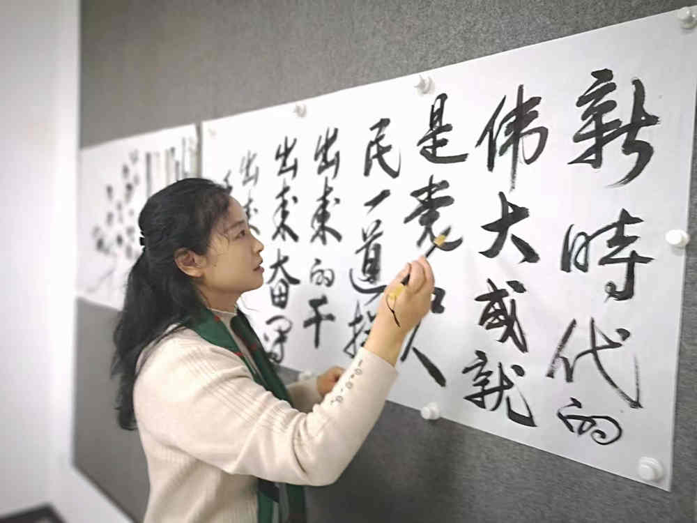 名家工作室老师开展宣讲。 梁艳摄