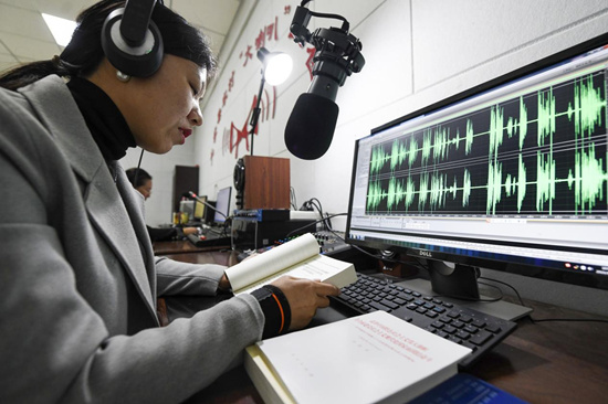 在文安县融媒体中心“农村大喇叭”录制中心，播音员正在录制党的创新理论广播内容。 高丹钰摄