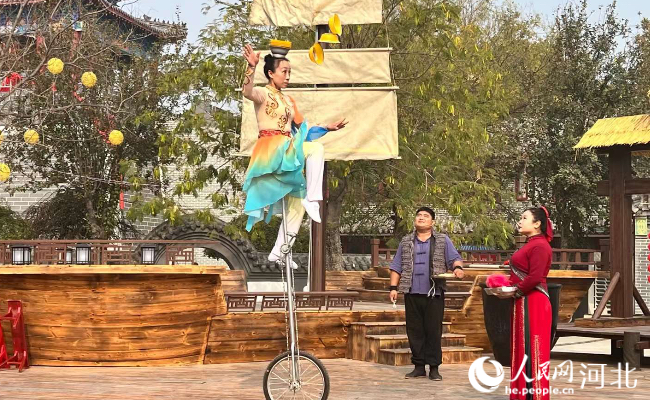 杂技演员在吴桥杂技欢乐汇表演。 人民网记者 方童摄