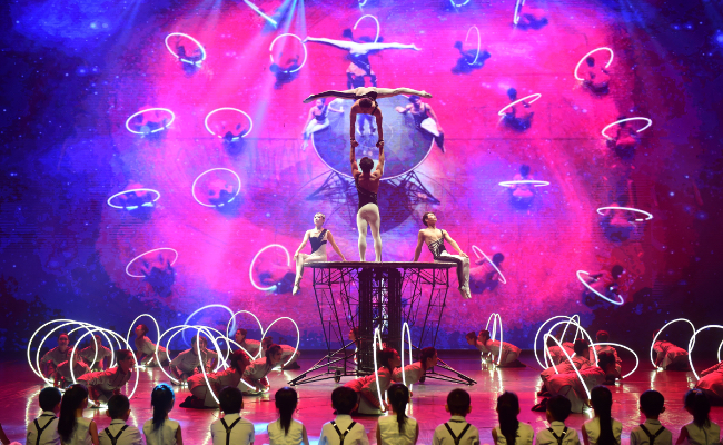 第十九届中国吴桥国际杂技艺术节闭幕式现场。 傅新春摄