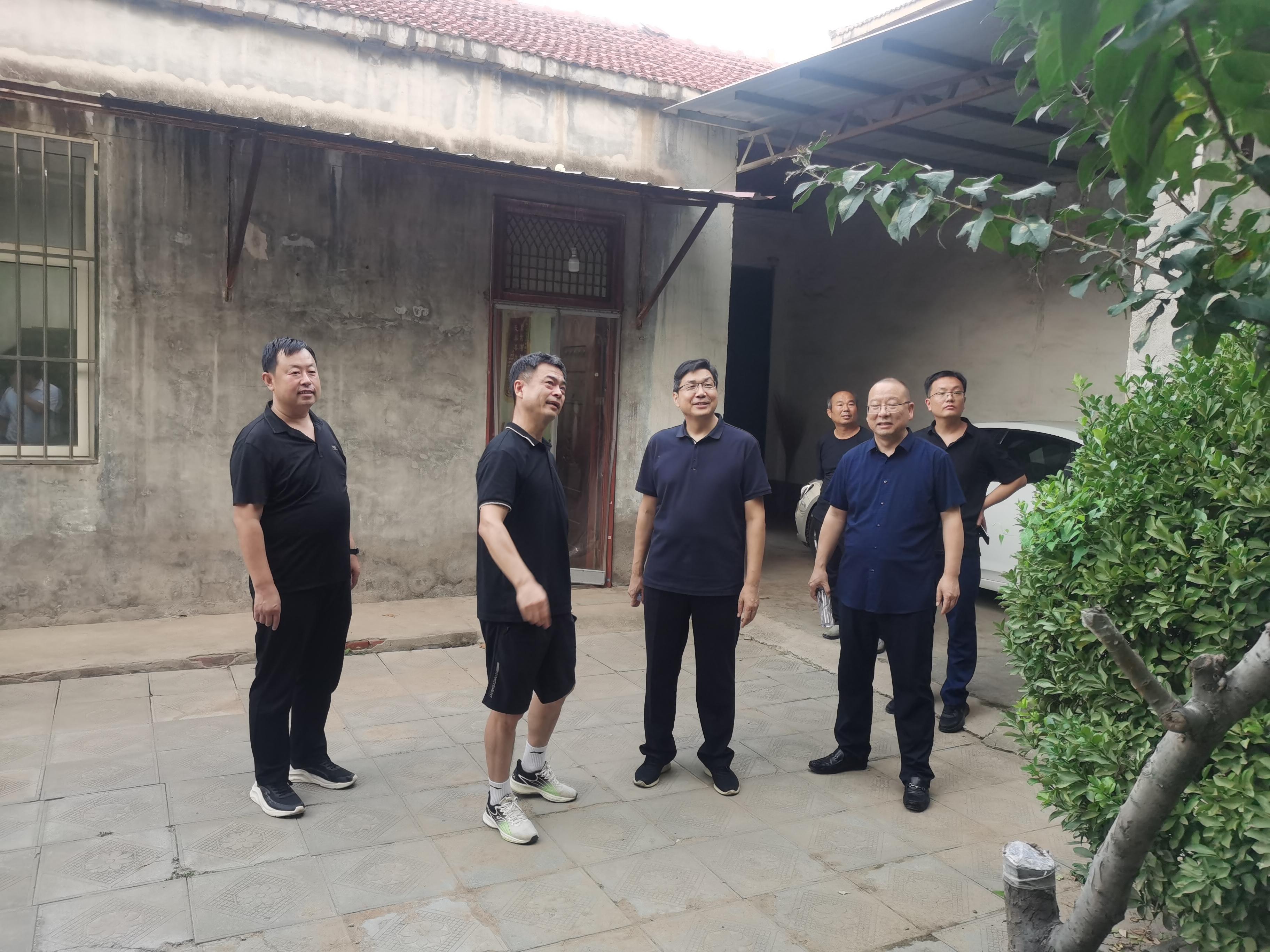 交通银行河北省分行纪委书记王道远赴小未庄村实地调研。 交通银行河北省分行供图