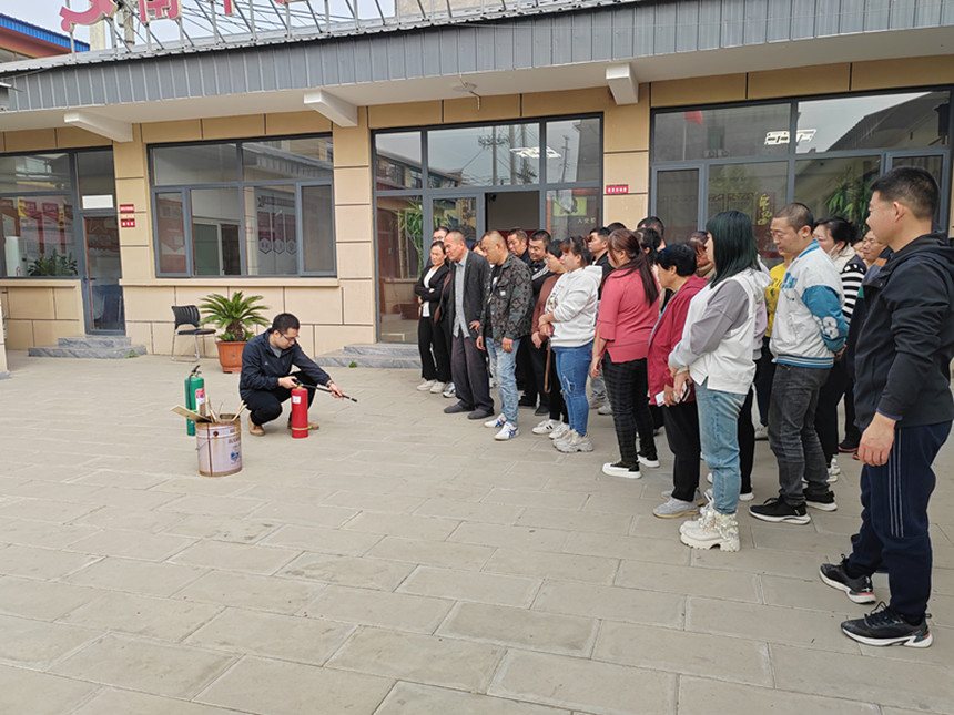 10月31日在河北省高碑店市北城街道南辛庄村党群服务中心举办的民宿消防安全培训会上,该街道办事处应急管理办公室工作人员正在向民宿从业人员讲解灭火器的使用方法。 朱珊珊摄
