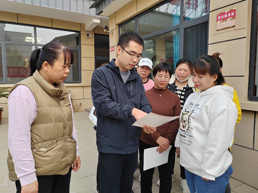 10月31日在河北省高碑店市北城街道南辛庄村党群服务中心举办的民宿消防安全培训会上,该街道办事处应急管理办公室工作人员正在与民宿从业人员观看消防安全宣传海报。 朱珊珊摄