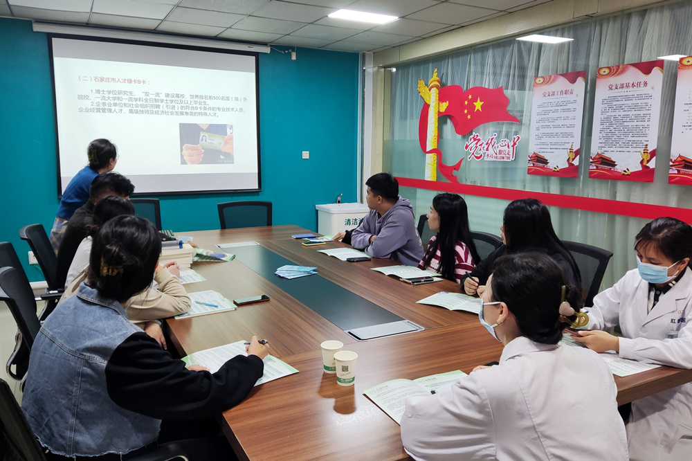 桥西区彭后街道深入辖区医院，为员工讲解人才绿卡的各项优惠政策。 武强丽摄