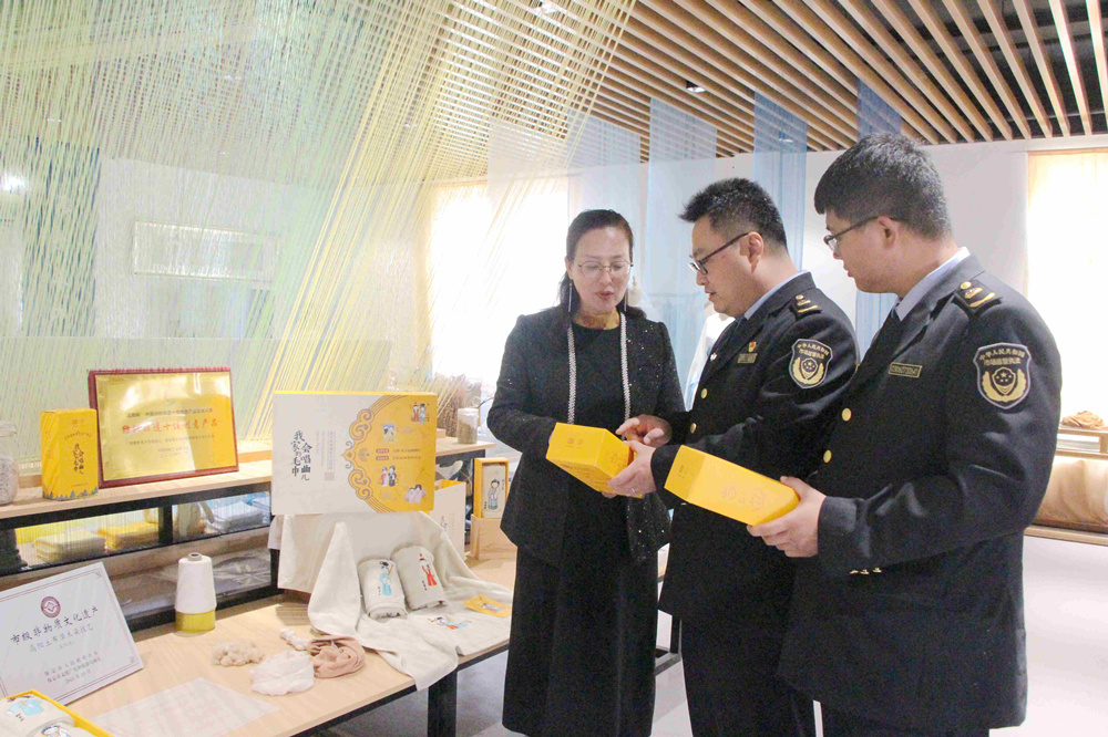 工作人員和企業溝通產品外包裝設計版權保護。 甄亞軍攝