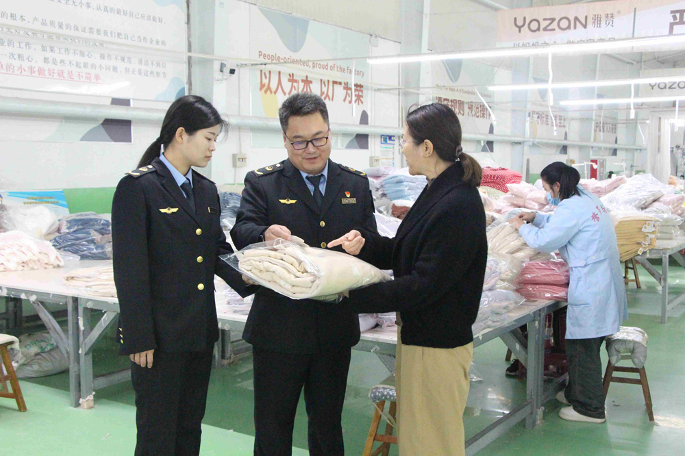 工作人員了解企業使用商品標識情況。 甄亞軍攝