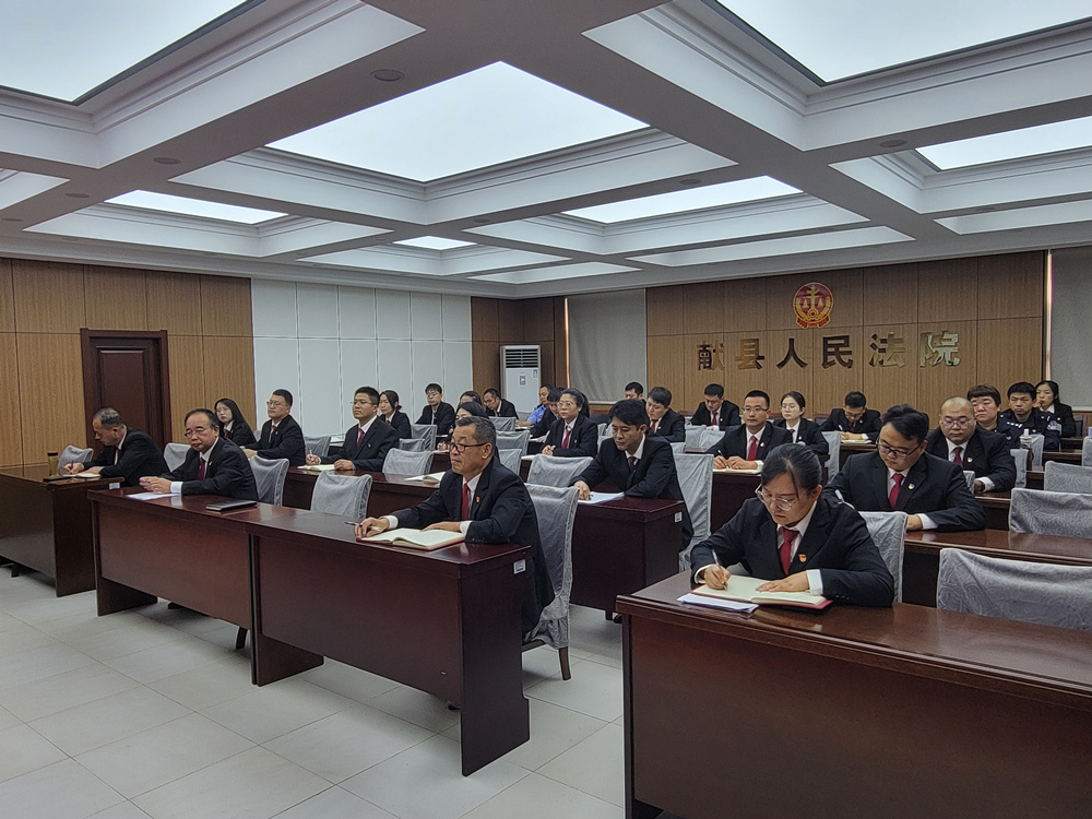 獻縣人民法院工作人員正在聆聽宣講。 高良庫攝