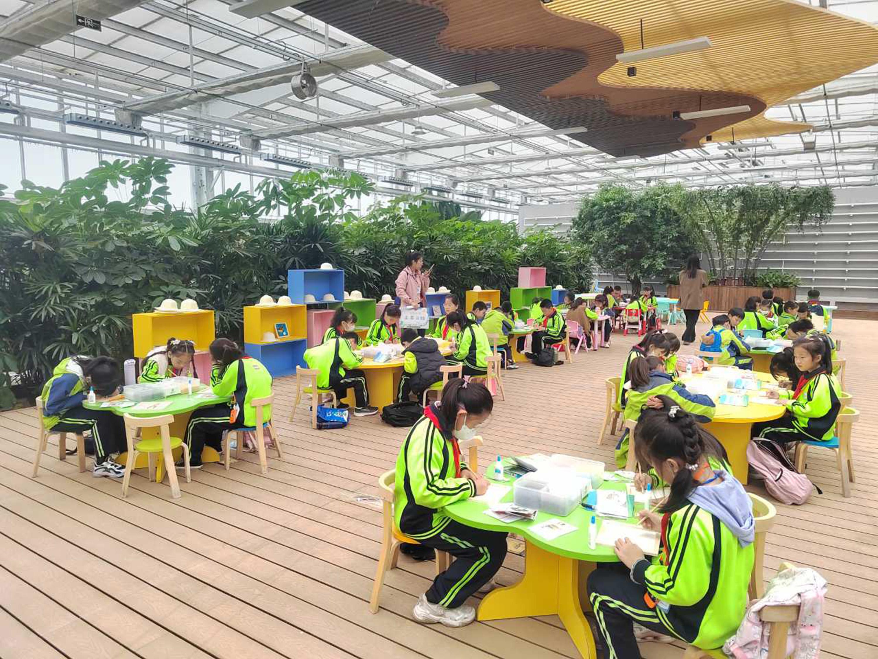 11月1日，在河北省高碑店市第八小學主題研學活動中，學生們制作糧食畫。 張艷華攝