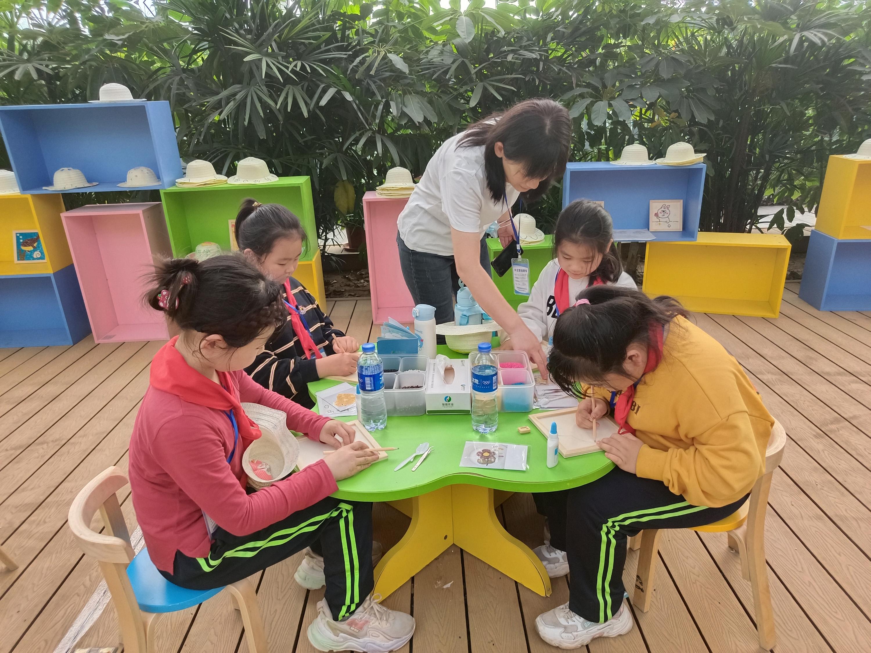 11月1日，在河北省高碑店市第八小學主題研學活動中，學生們在老師的指導下制作糧食畫。 張艷華攝