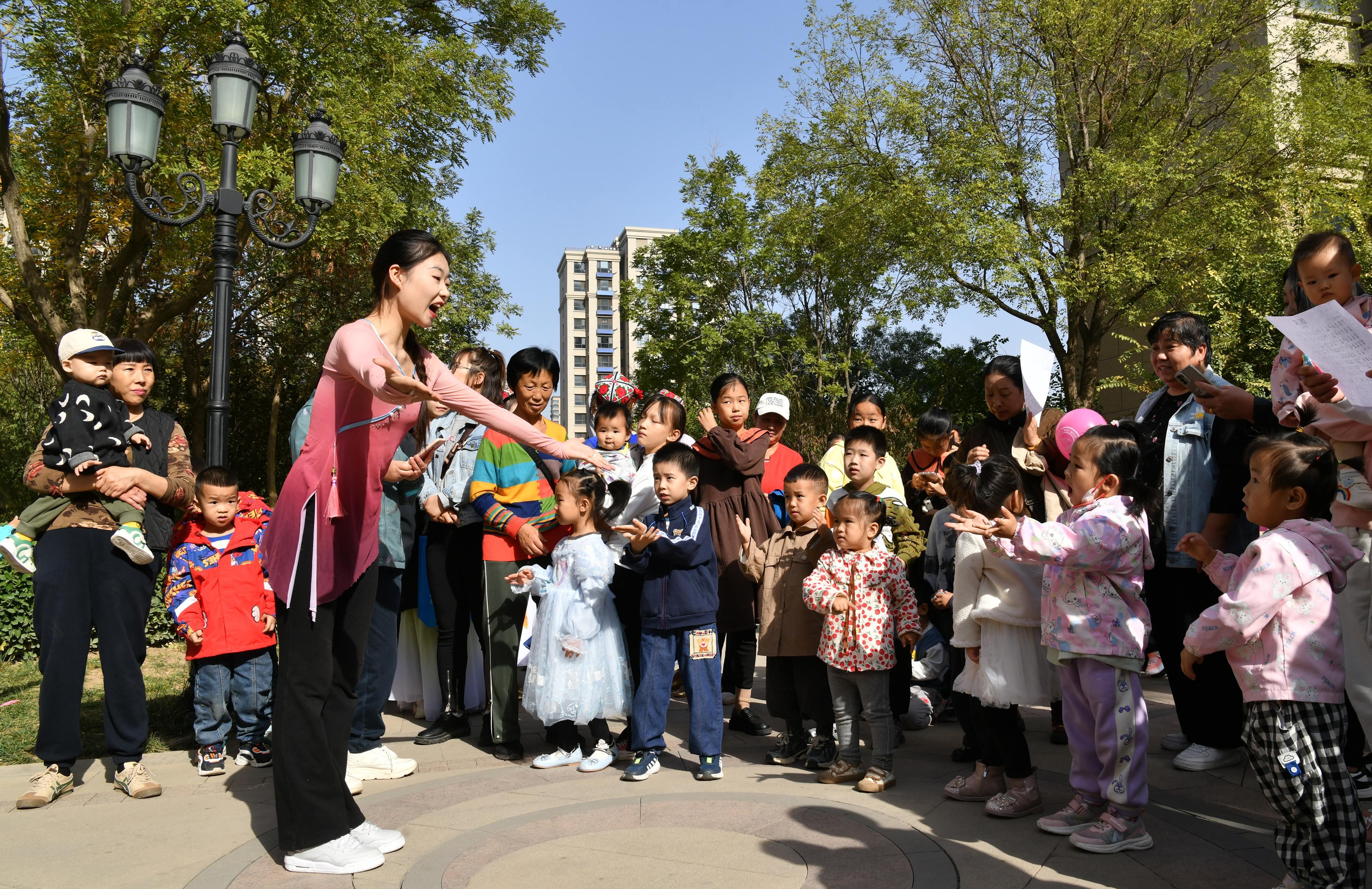 11月4日，滄州師范學院學生在運河區亞龍灣社區教授小朋友學習手勢舞。 苑立偉攝
