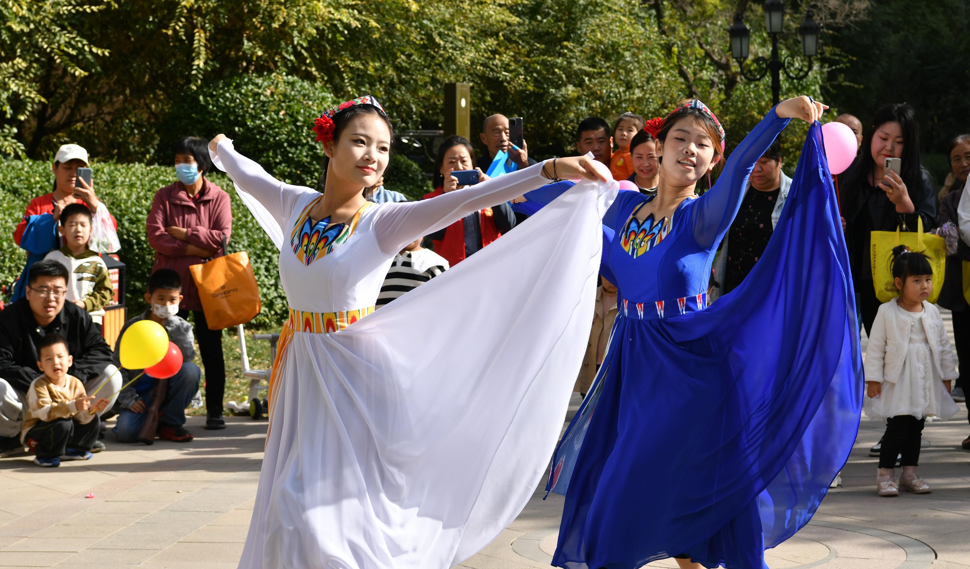 11月4日，滄州師范學院學生在運河區亞龍灣社區為居民展演民族舞。 苑立偉攝