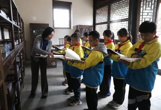 學生到社區書院參加傳統文化主題實踐活動。 張明月攝