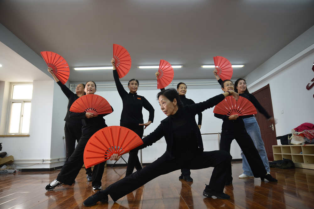 高新区阳光盛景小区居民排练扇子舞。 刘奥文摄