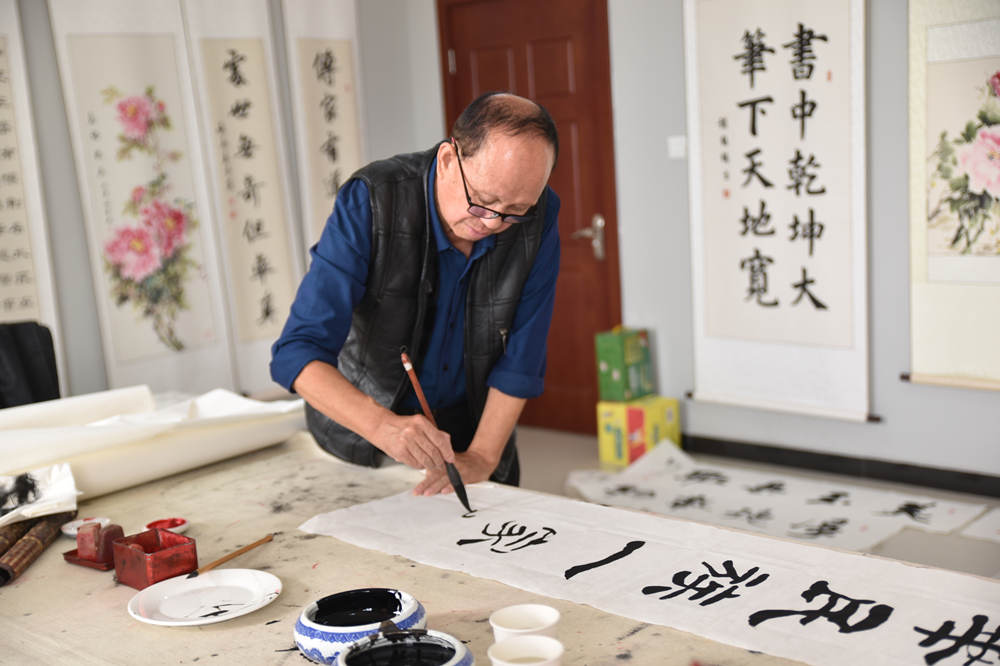 高新区阳光盛景小区居民在练习书法。 刘奥文摄