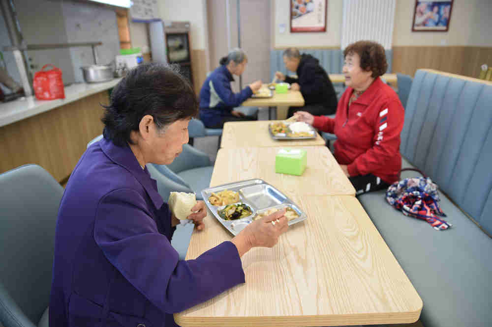 老人在社區食堂用餐。 劉奧文攝
