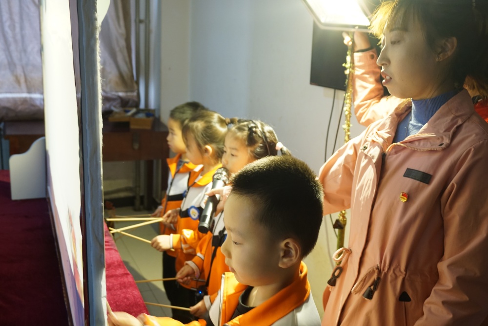 滦平六幼的老师和小朋友们正在聚精会神地为五保供养服务中心的老人们表演皮影戏。 邵帅摄