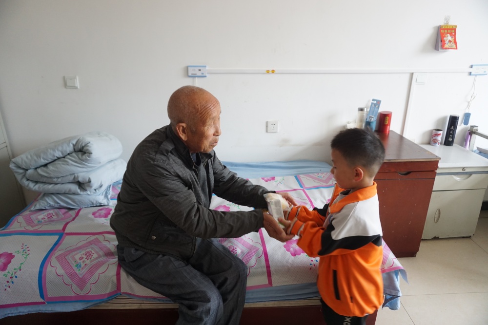 灤平六幼的小朋友們為五保供養服務中心的爺爺帶去一份“小禮物”。 邵帥攝