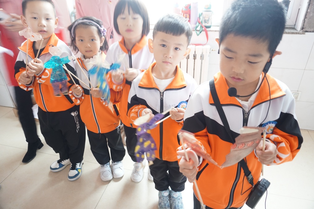 灤平六幼的小朋友正在准備為五保供養服務中心的老人們表演皮影戲。 邵帥攝