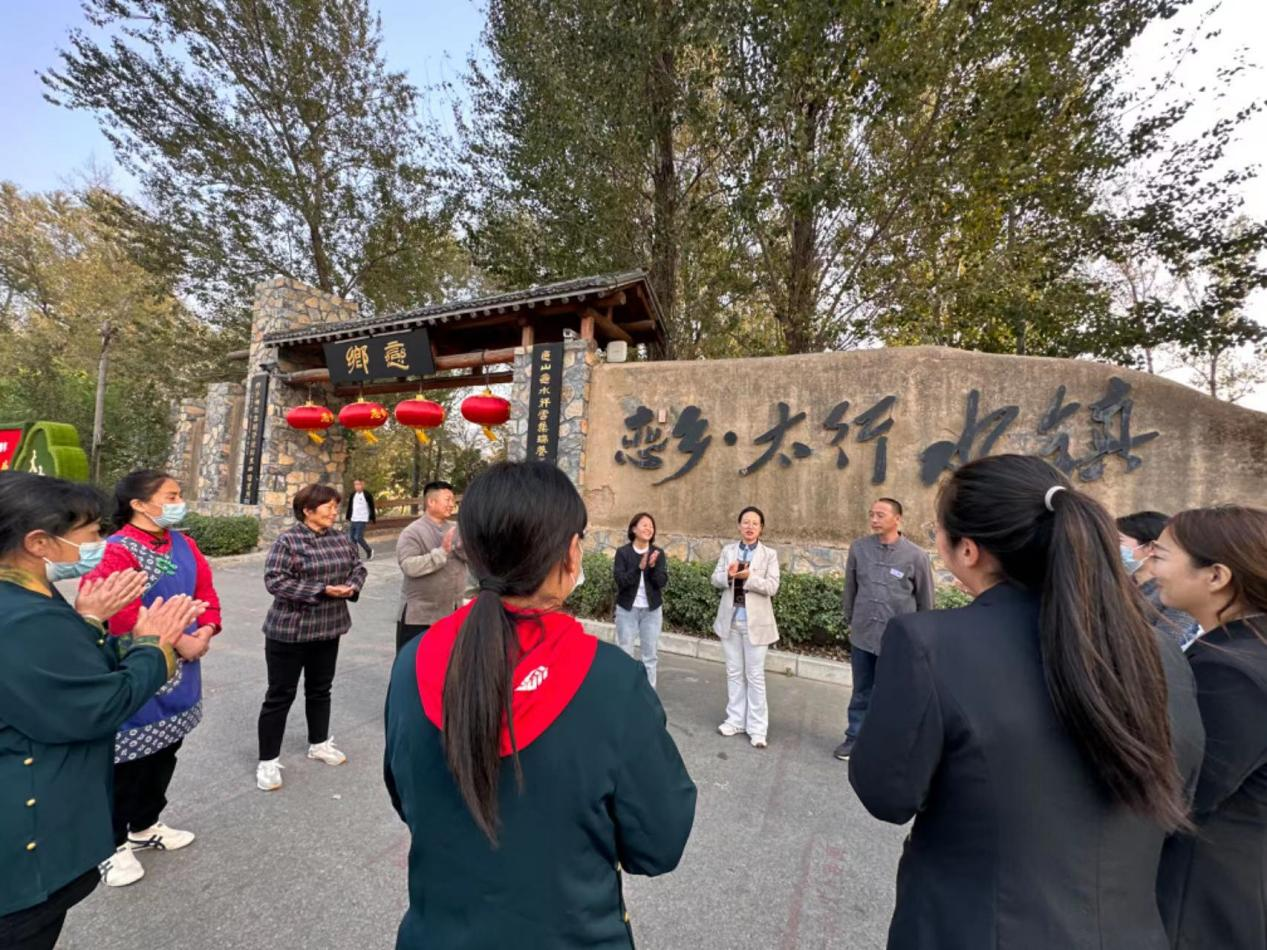 11月7日,易县“走基层”理论宣讲团成员孙静为景区从业人员进行理论宣讲。 易县县委宣传部供图