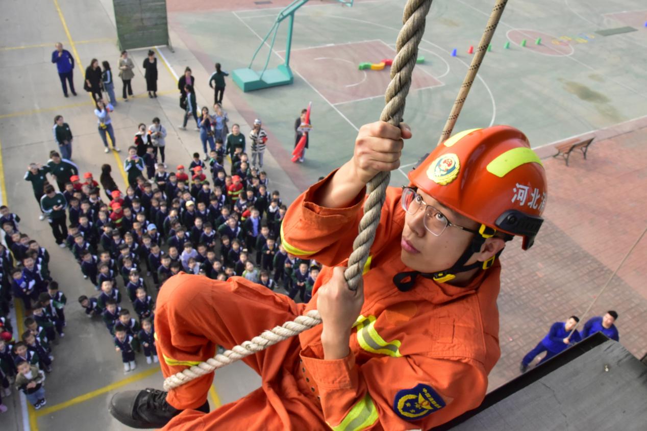 青县消防员开展绳索攀爬训练。 尹向平摄