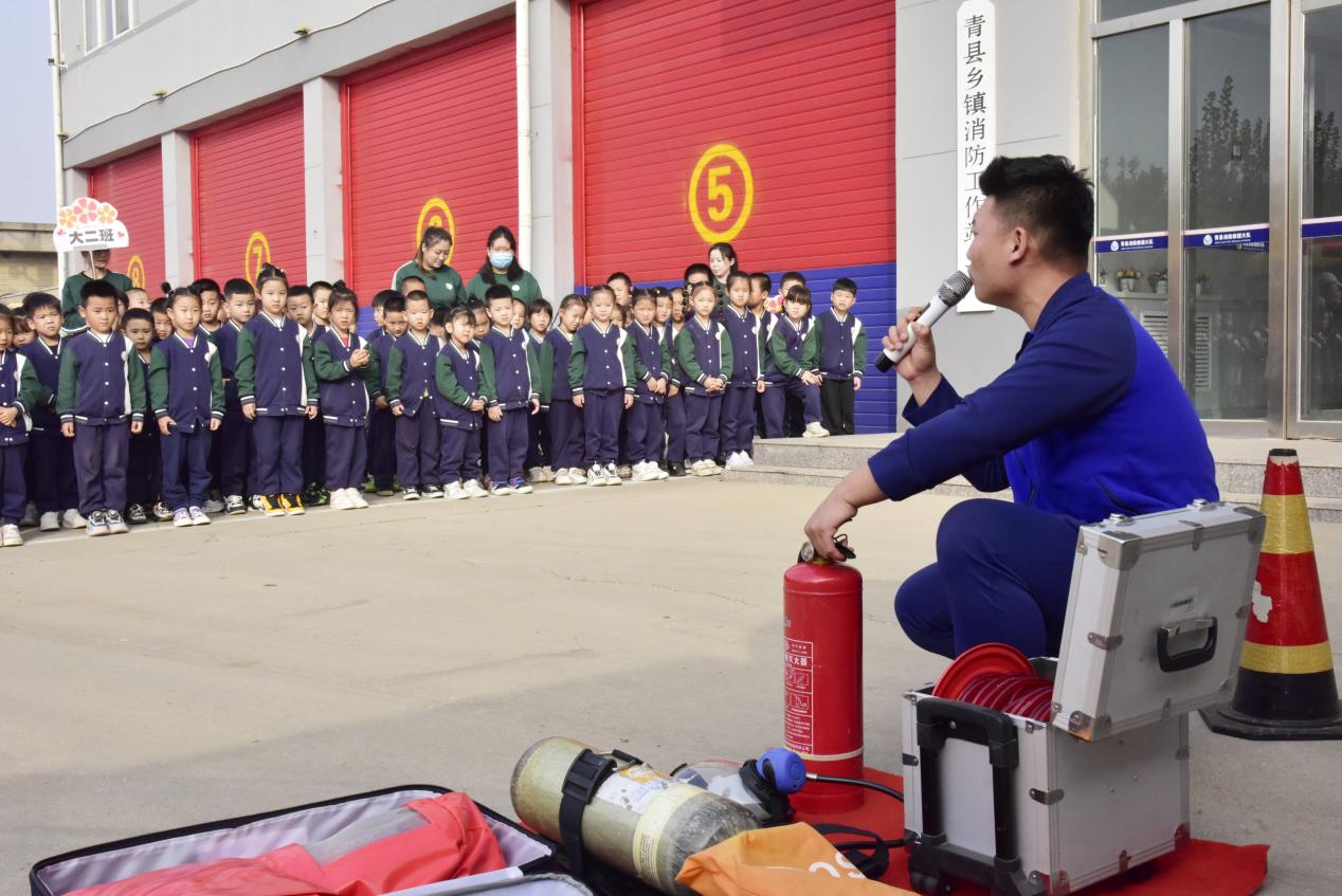 青县消防员向“萌娃”们讲解消防安全知识。 尹向平摄