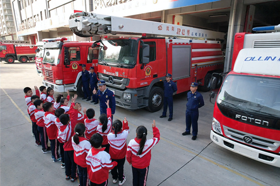 文安県消防救援大隊では、消防隊員と子どもたちがインタラクティブな質疑応答を行っている。鄭佳慶撮影