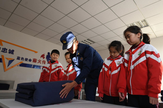 在文安县消防救援大队，孩子们参观消防员寝室。 郭小婧摄