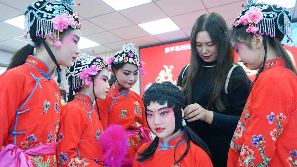 近日，在灤平縣第三小學，戲曲老師為參加演出的學生化裝。  關鵬玉攝
