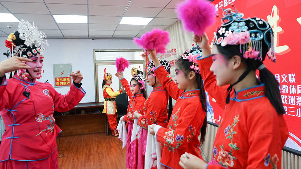 近日，在灤平縣第三小學，戲曲老師指導學生學習戲曲動作。 關鵬玉攝