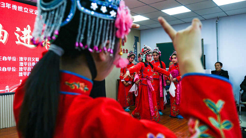 近日，在灤平縣第三小學，戲曲老師指導學生學習戲曲動作。 梁志青攝