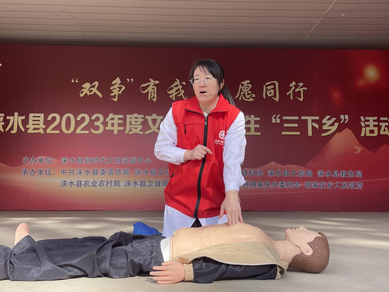 医务人员现场示范讲解急救方法。 贾晨阳摄