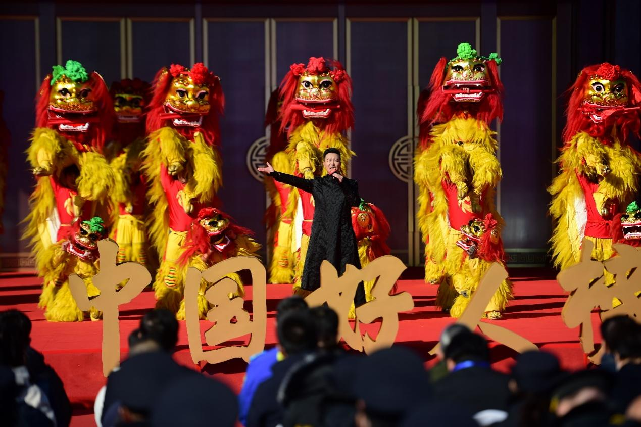 歌手为上榜好人放歌。 傅新春摄