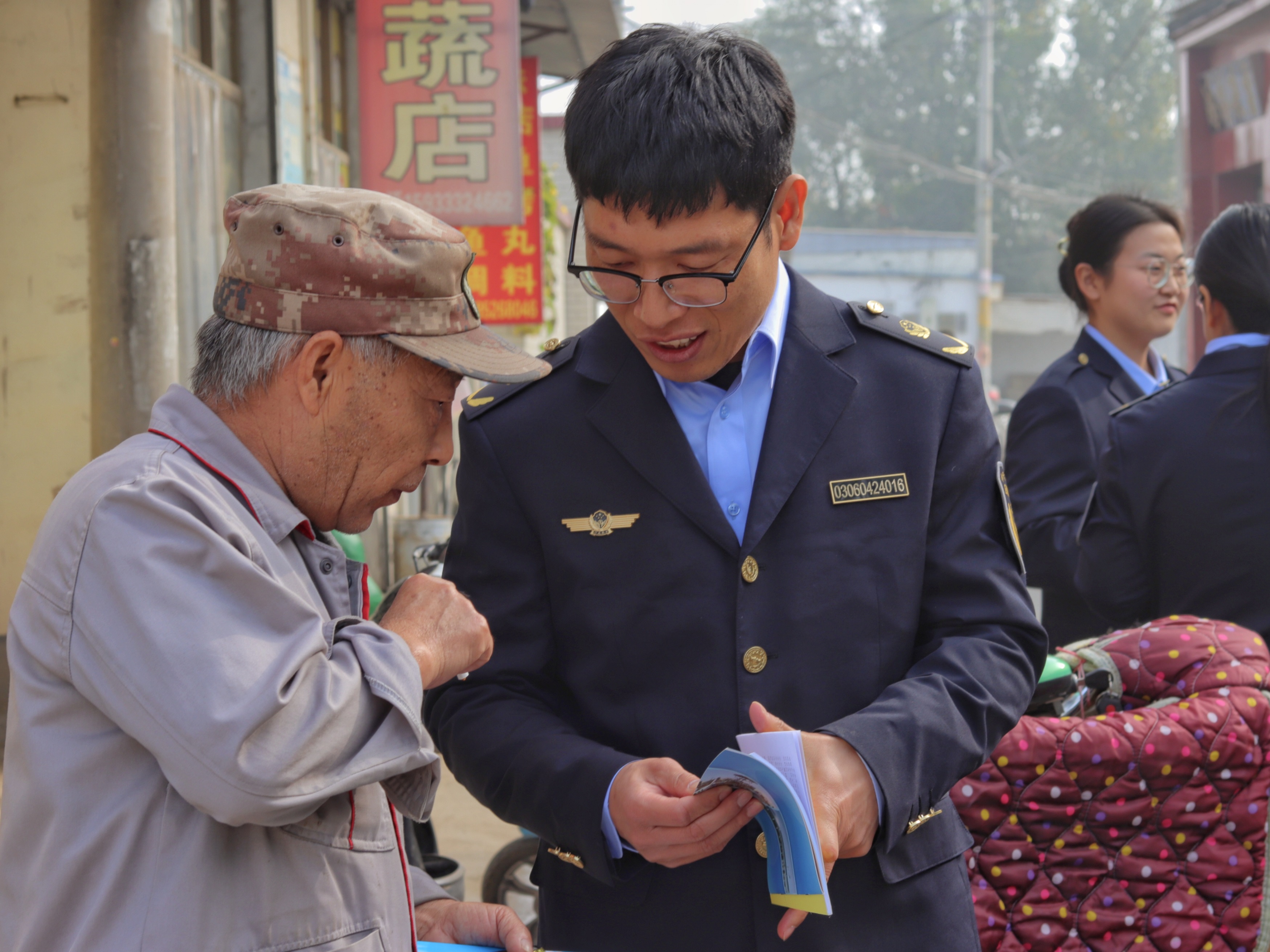 工作人員普及防災減災安全常識。 張光偉攝