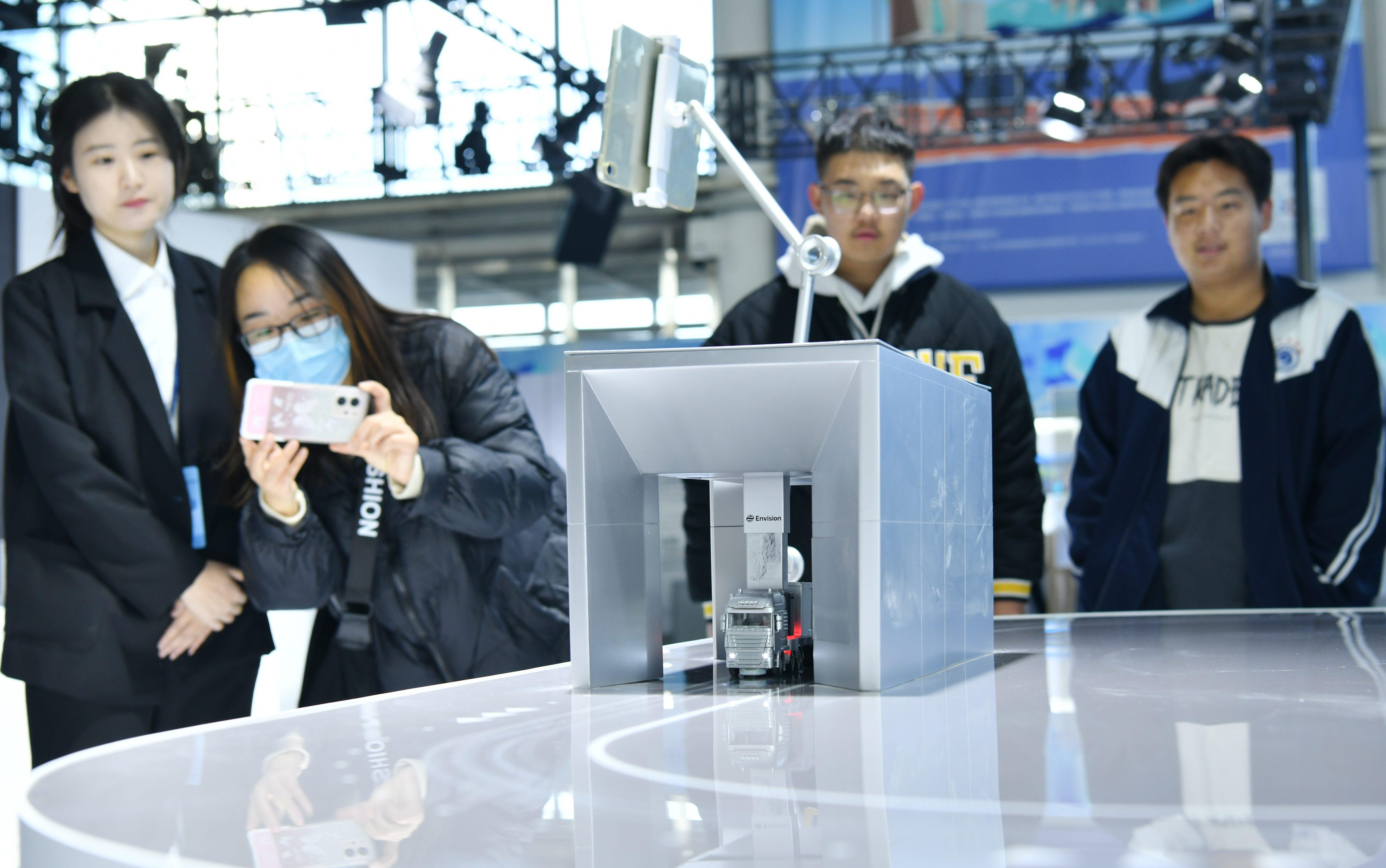 11月13日，观众在中国—中东欧国家中小企业创新成果展上参观智能重卡换电站演示系统。 苑立伟摄