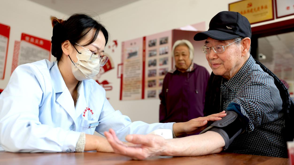 活动现场进行免费义诊，老人们排队接受血压、血糖检测。 杨晨摄