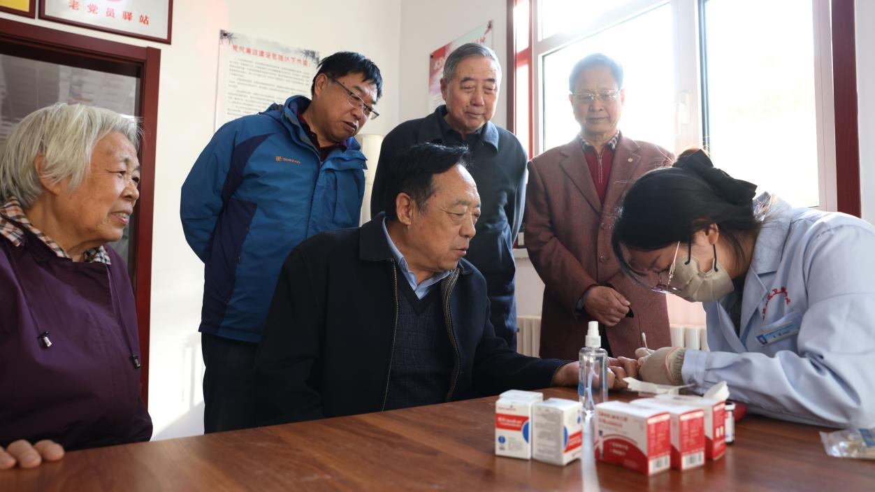 医生为老人进行血糖检测。 杨晨摄