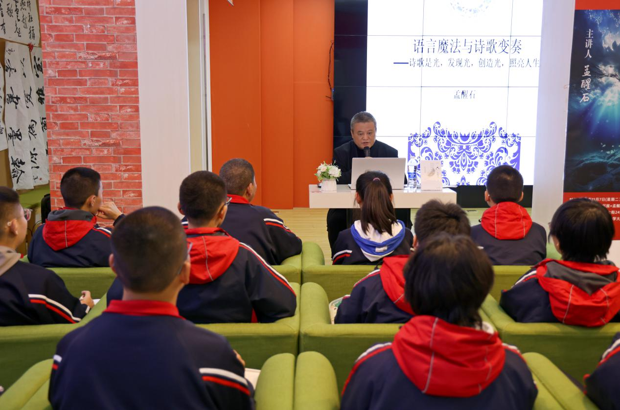 石家庄市第十一中学的学生们前来聆听学习孟醒石老师的文学专题讲座。 吴梦莹摄