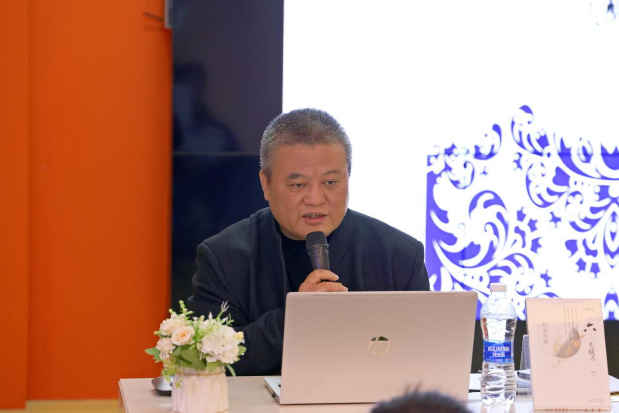 孟醒石老师为学生们分享文学感悟。 吴梦莹摄