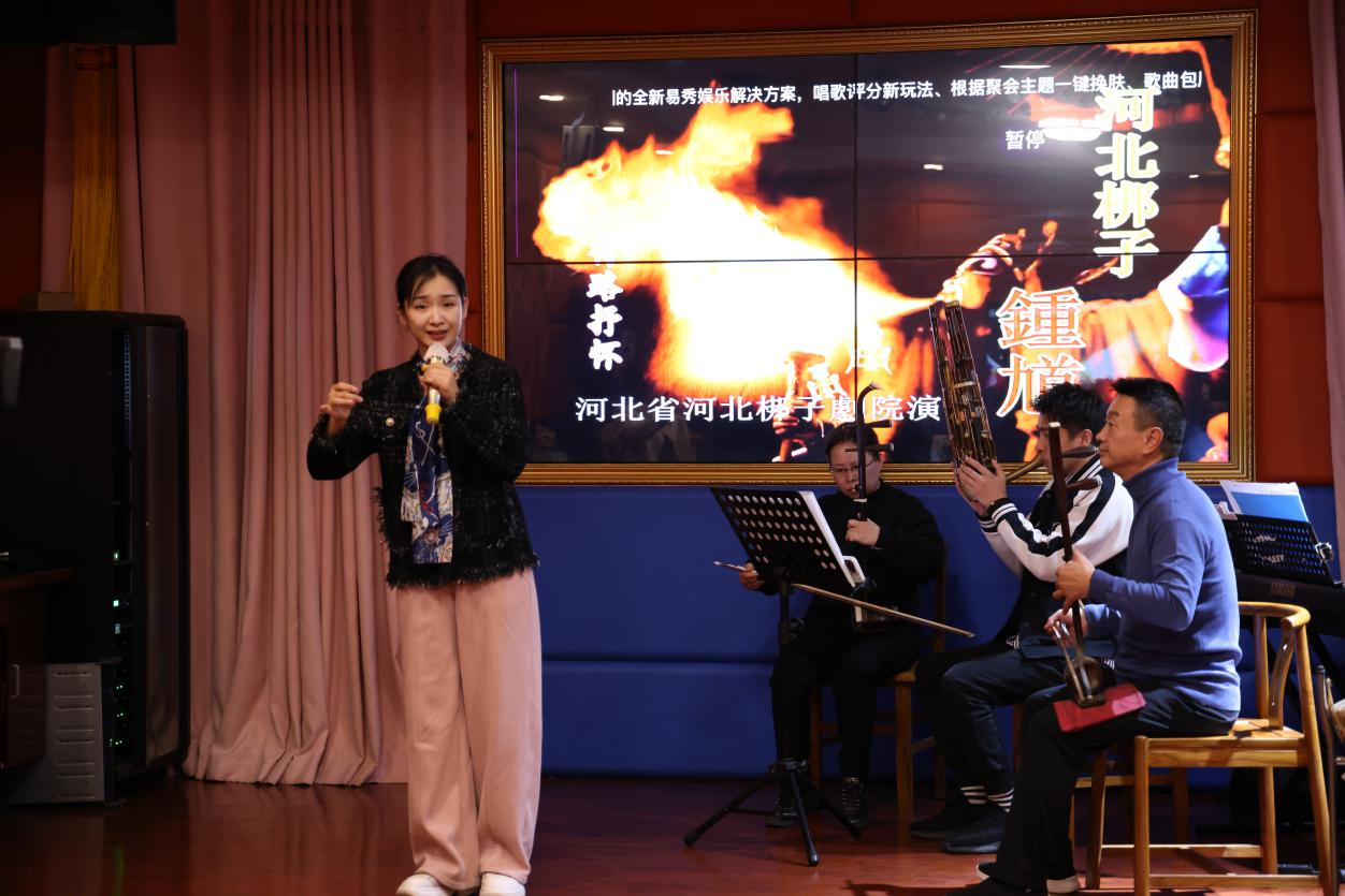 吴桂云戏剧家工作室的青年演员正在表演河北梆子经典剧目《秦香莲》。 吴梦莹摄