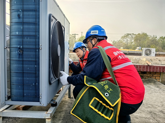 國網贊皇縣供電公司許亭供電所工作人員為“電採暖”客戶檢查用電設備。 王一蘭攝